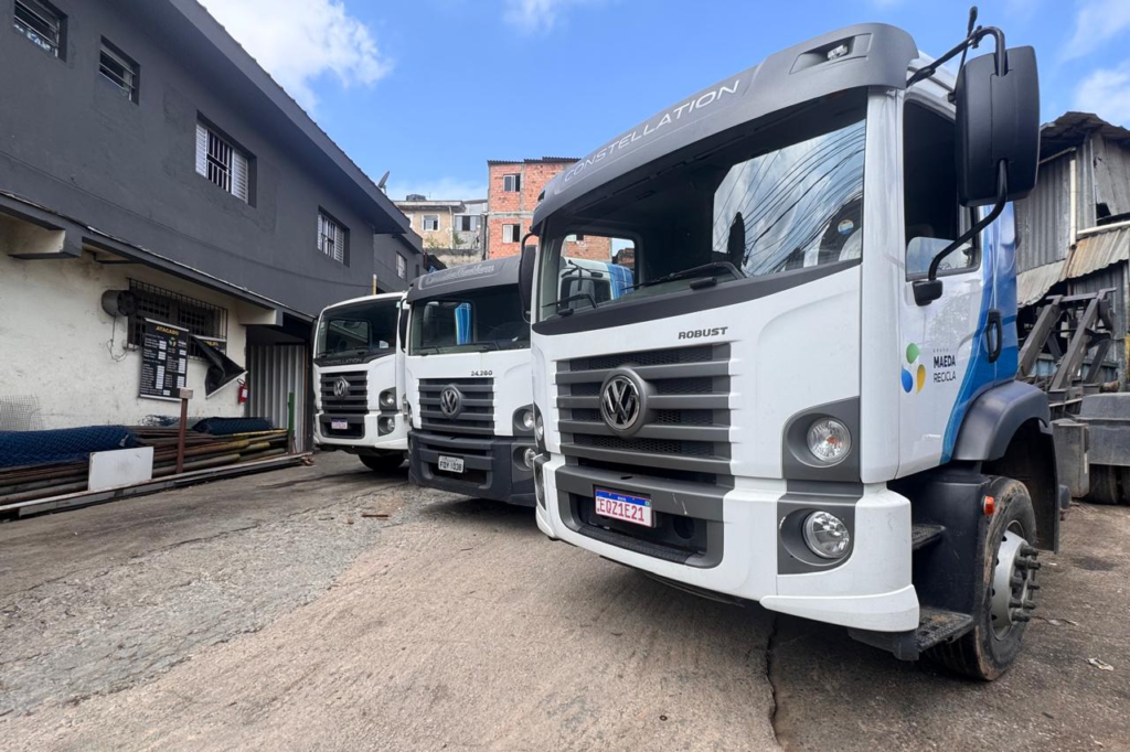 Frota de caminhões da Maeda Recicla