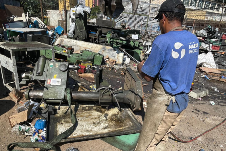 Colaborador da Maeda desmontando máquina industrial