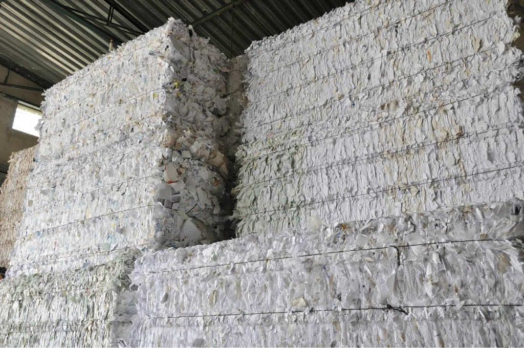Fardos de aparas de papel branco