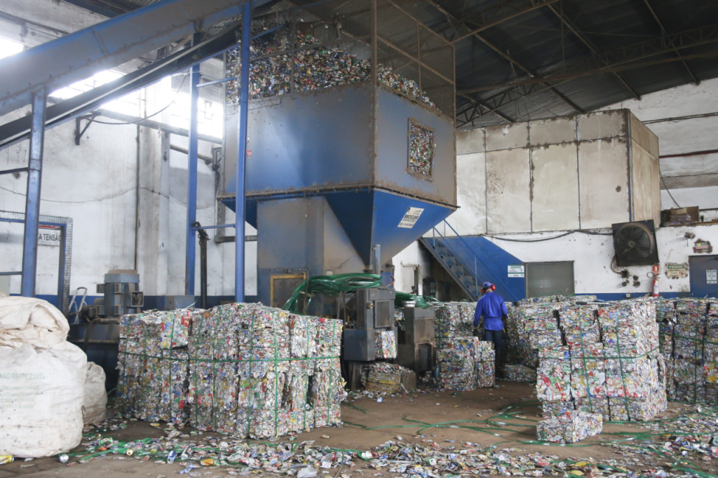Fardos de alumínio prensado em galpão de reciclagem