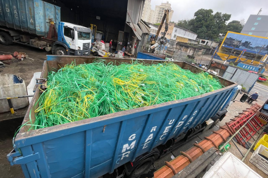 Caçamba com fitas plásticas para reciclagem