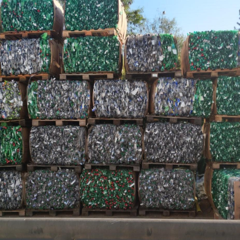 Fardos de garrafas PET prensadas para reciclagem