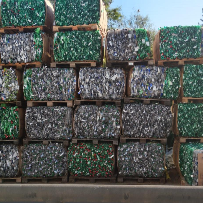 Fardos de garrafas PET prensadas para reciclagem