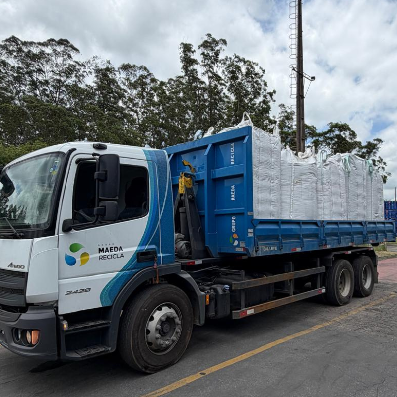 Caminhão da Maeda Recicla com caçamba carregada de recicláveis