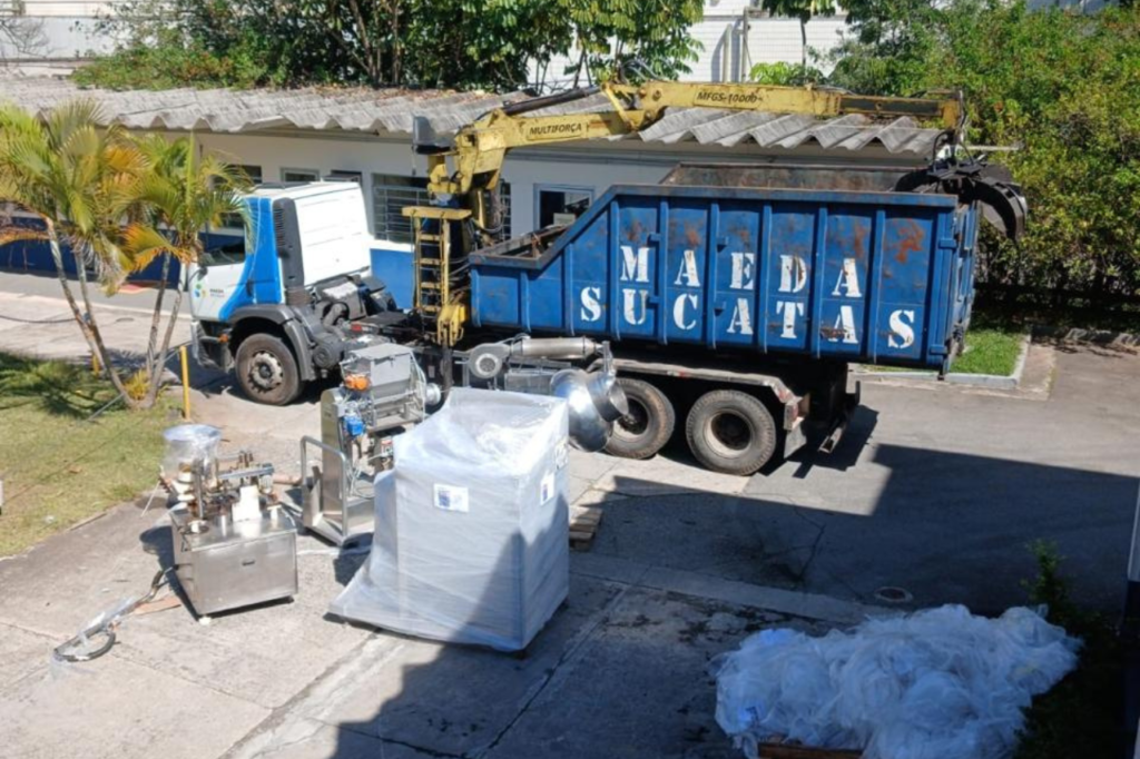 Caminhão Maeda Sucatas com equipamentos de inox retirados de cliente