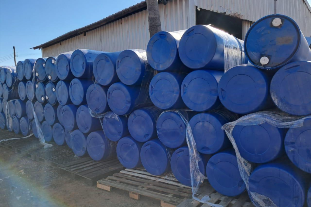 Bombonas plásticas azuis para reciclagem